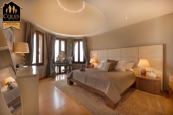 Image No.15-4 Bed Villa / Detached for sale