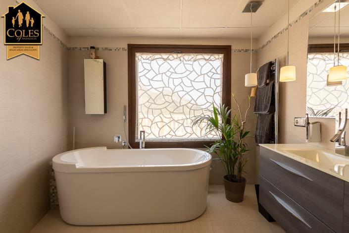 Image No.18-4 Bed Villa / Detached for sale