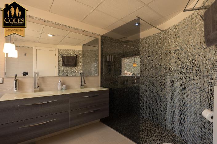 Image No.19-4 Bed Villa / Detached for sale