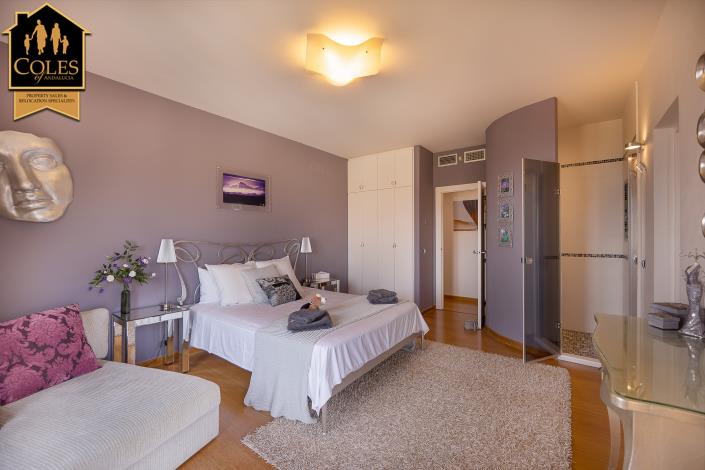 Image No.22-4 Bed Villa / Detached for sale