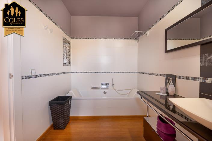 Image No.23-4 Bed Villa / Detached for sale