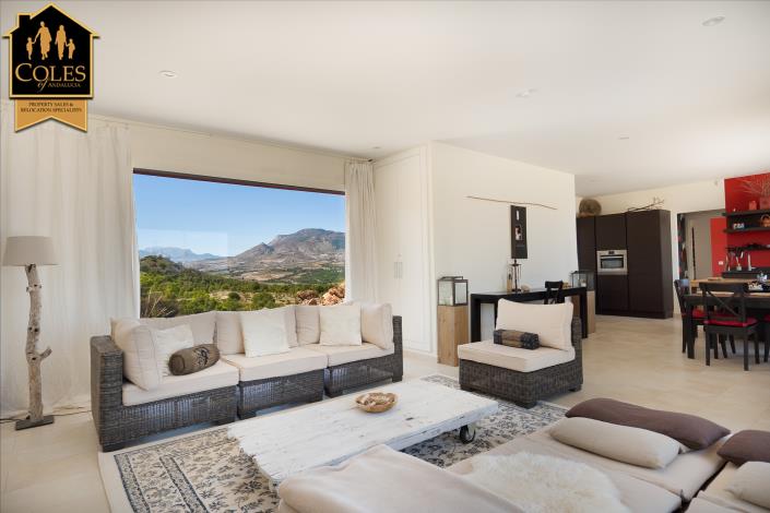 Image No.14-3 Bed Villa / Detached for sale