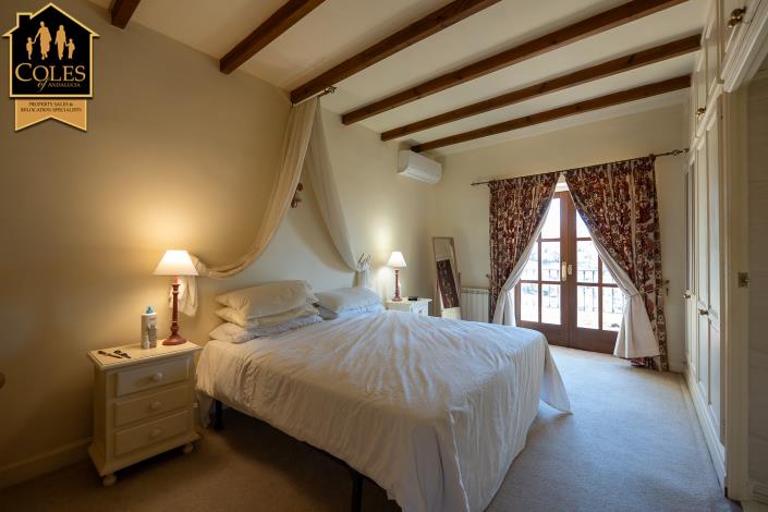 Image No.27-4 Bed Villa / Detached for sale