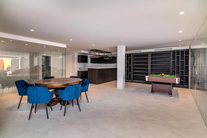 Image No.12-8 Bed Villa / Detached for sale