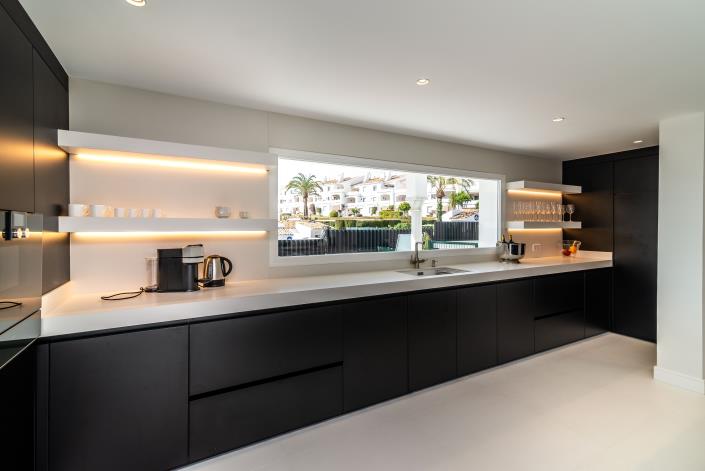 Image No.16-8 Bed Villa / Detached for sale