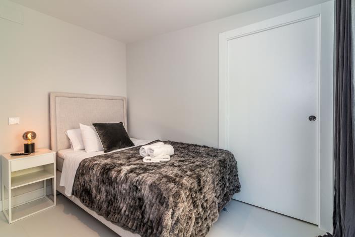 Image No.27-8 Bed Villa / Detached for sale