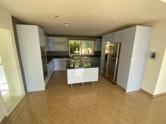 Image No.5-8 Bed Villa / Detached for sale