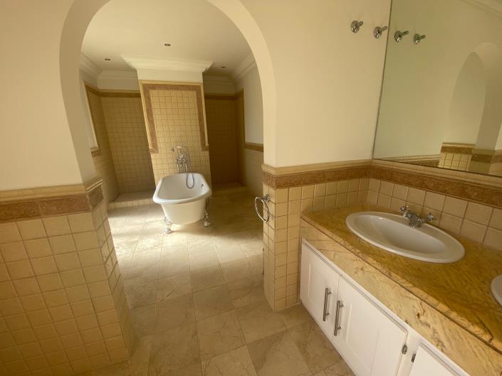 Image No.15-8 Bed Villa / Detached for sale