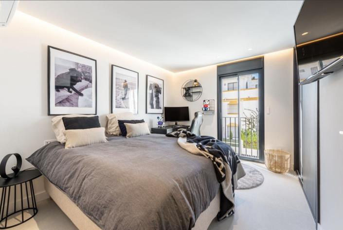 Image No.14-5 Bed Townhouse for sale