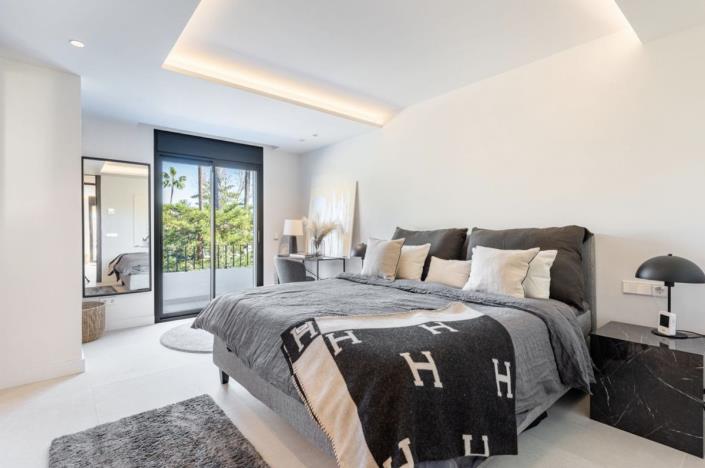 Image No.22-5 Bed Townhouse for sale