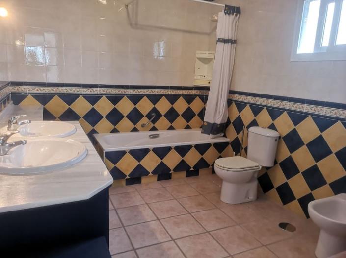 Image No.15-4 Bed Villa / Detached for sale