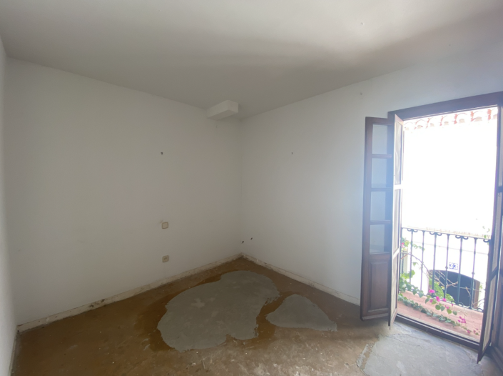 Image No.15-2 Bed Townhouse for sale