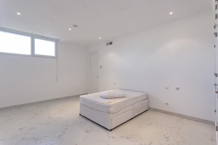 Image No.50-8 Bed Villa for sale