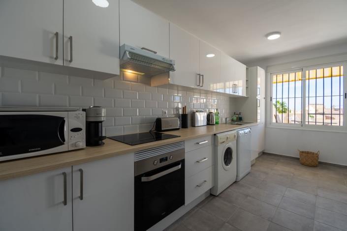 Image No.17-4 Bed Townhouse for sale