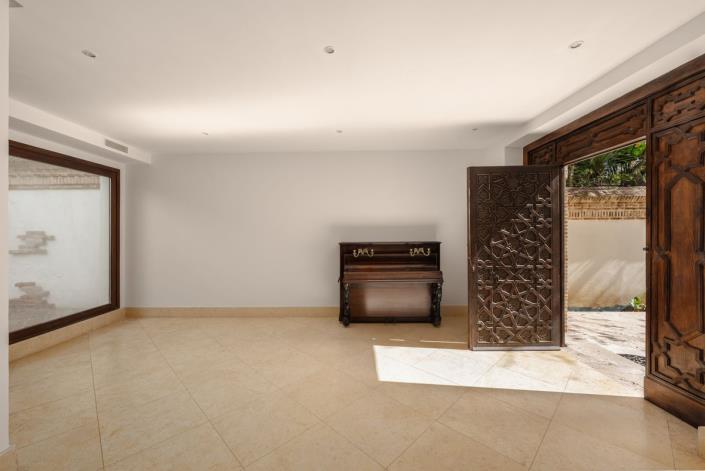 Image No.5-5 Bed Villa for sale