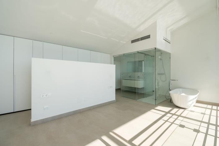 Image No.19-5 Bed Townhouse for sale