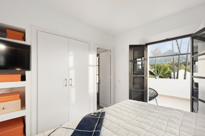 Image No.18-2 Bed Townhouse for sale