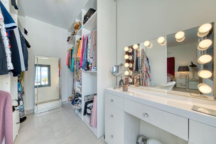 Image No.21-4 Bed Townhouse for sale