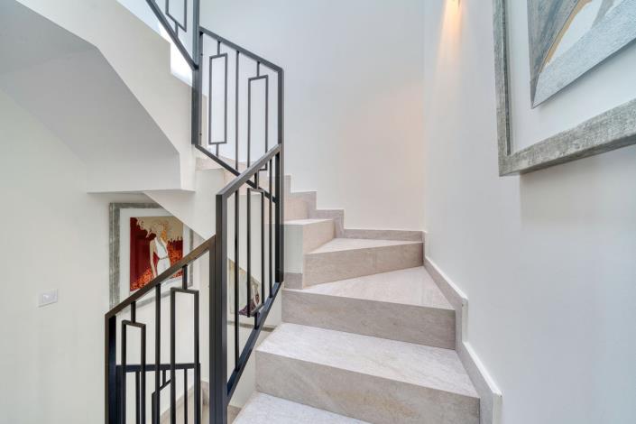 Image No.24-4 Bed Townhouse for sale