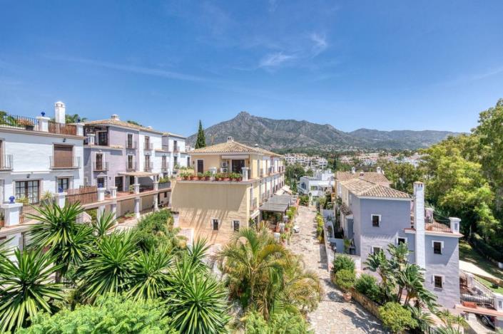 Image No.10-4 Bed Townhouse for sale