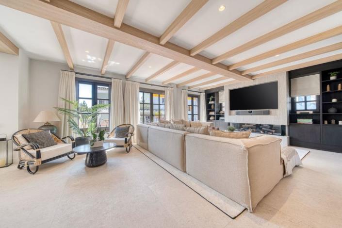 Image No.16-4 Bed Townhouse for sale