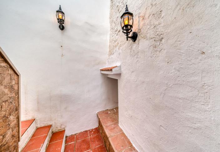 Image No.16-2 Bed Townhouse for sale