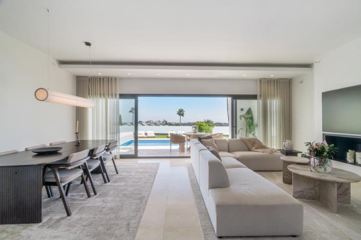 Image No.2-5 Bed Villa for sale