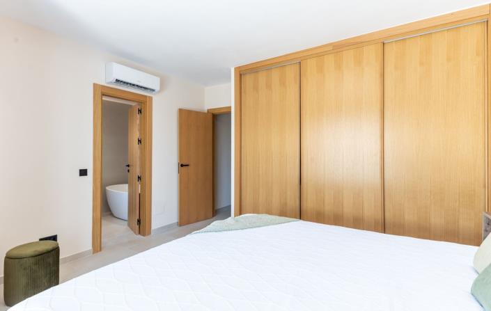 Image No.13-4 Bed Townhouse for sale