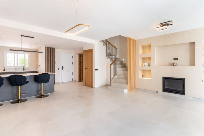 Image No.19-4 Bed Townhouse for sale