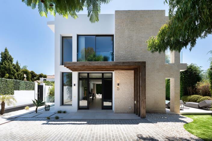 Image No.1-4 Bed Villa for sale