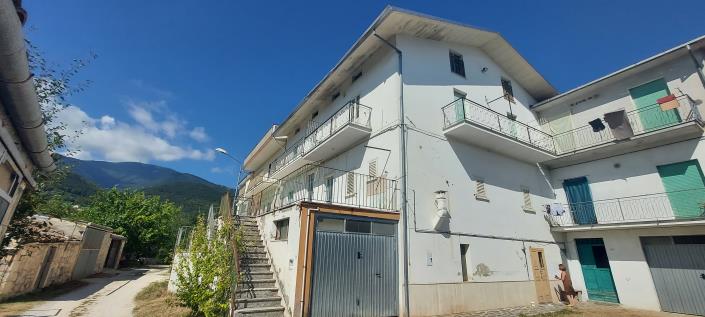 Image No.2-4 Bed House for sale