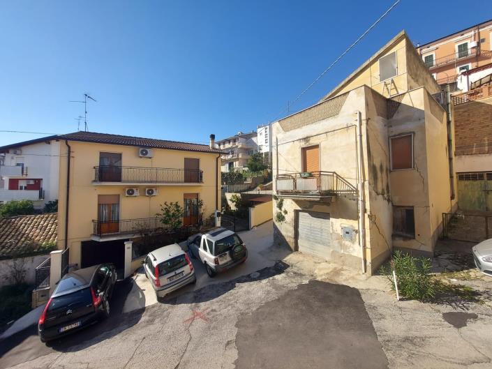 Image No.16-2 Bed Townhouse for sale