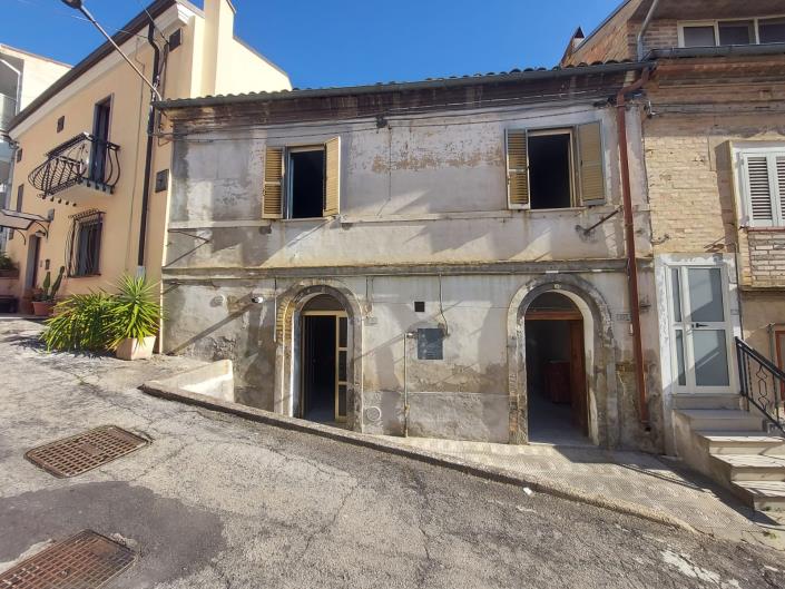 Image No.25-2 Bed Townhouse for sale