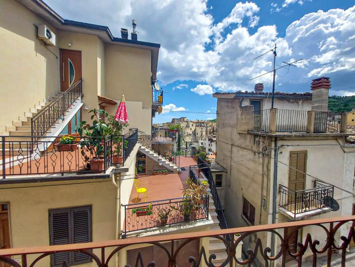 Image No.27-2 Bed Townhouse for sale