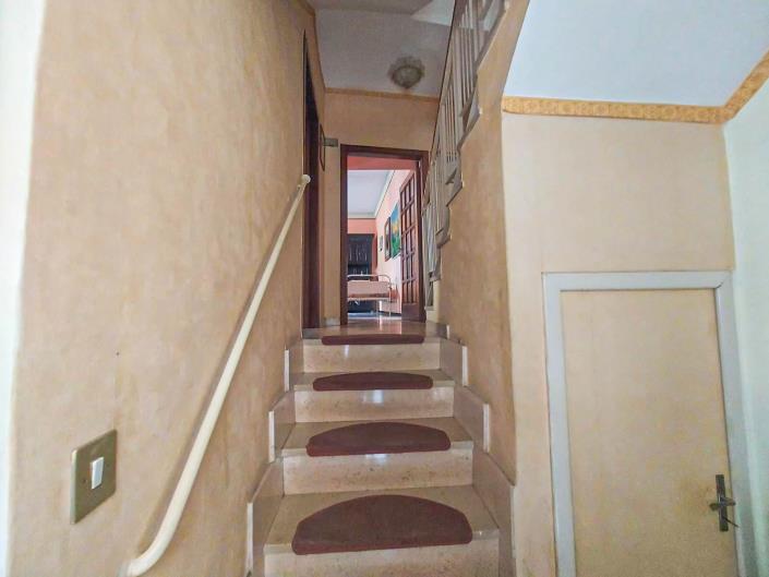 Image No.12-5 Bed Townhouse for sale