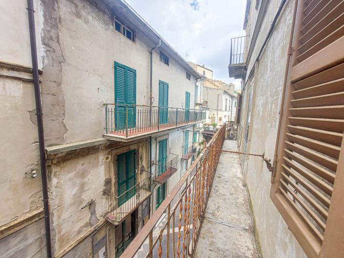 Image No.31-5 Bed Townhouse for sale