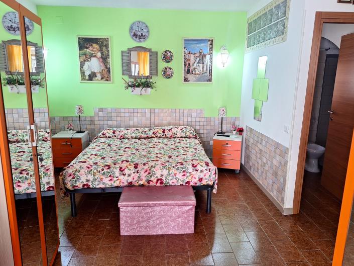 Image No.6-5 Bed Property for sale