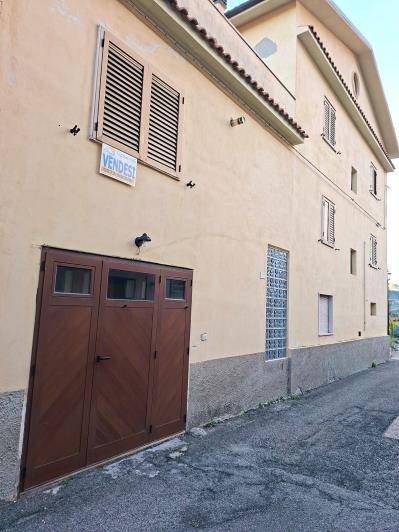 Image No.1-4 Bed House for sale