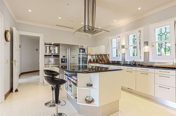 Image No.8-8 Bed House for sale