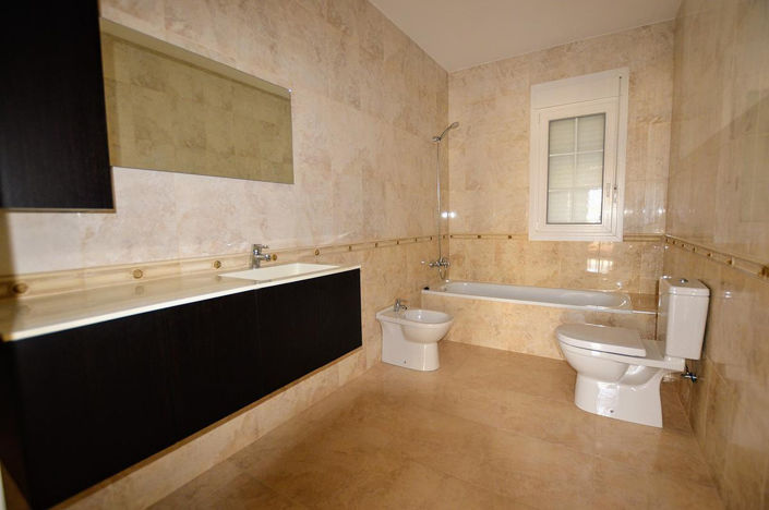 Image No.18-4 Bed House for sale