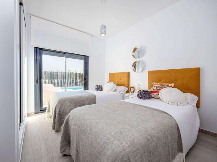 Image No.10-3 Bed House for sale