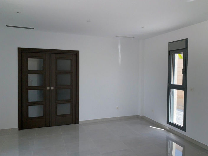 Image No.2-4 Bed House for sale