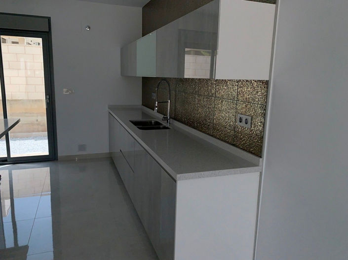 Image No.8-4 Bed House for sale