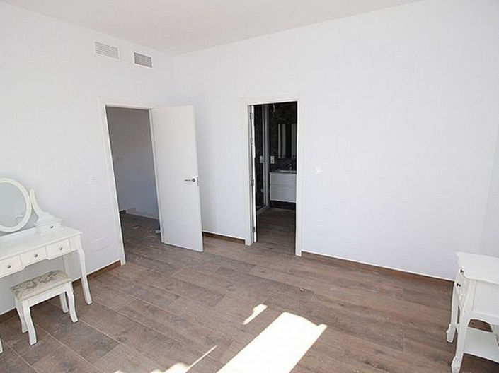 Image No.3-4 Bed House for sale