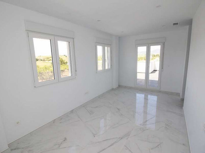 Image No.8-4 Bed House for sale