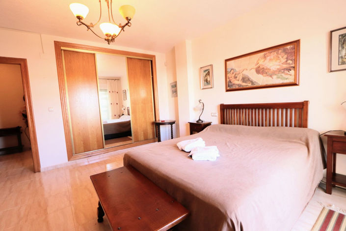 Image No.18-3 Bed House for sale