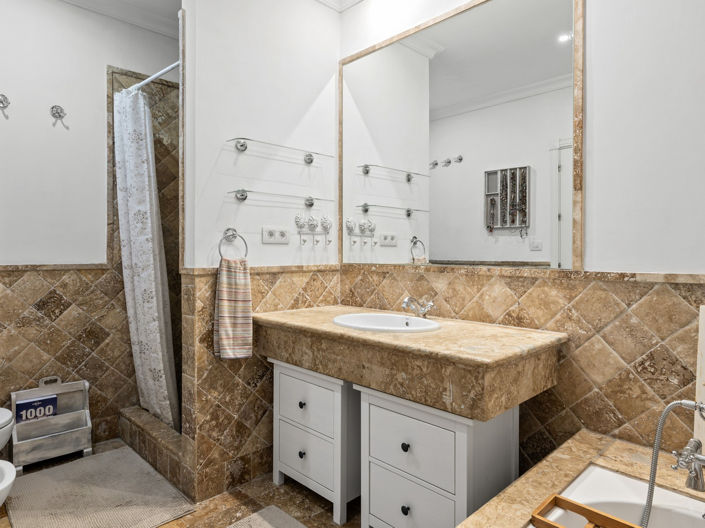 Image No.15-4 Bed House for sale