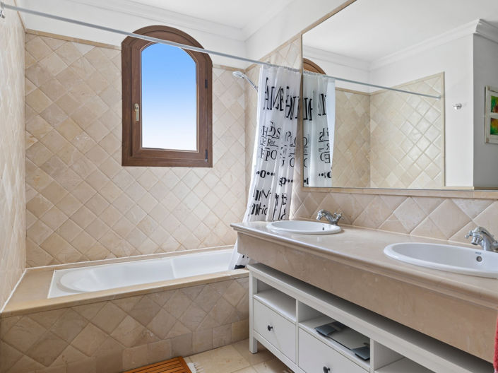 Image No.21-4 Bed House for sale