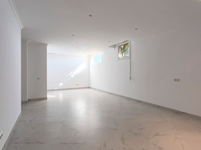 Image No.38-8 Bed House for sale