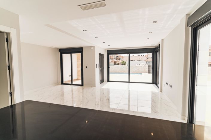 Image No.10-4 Bed Villa for sale